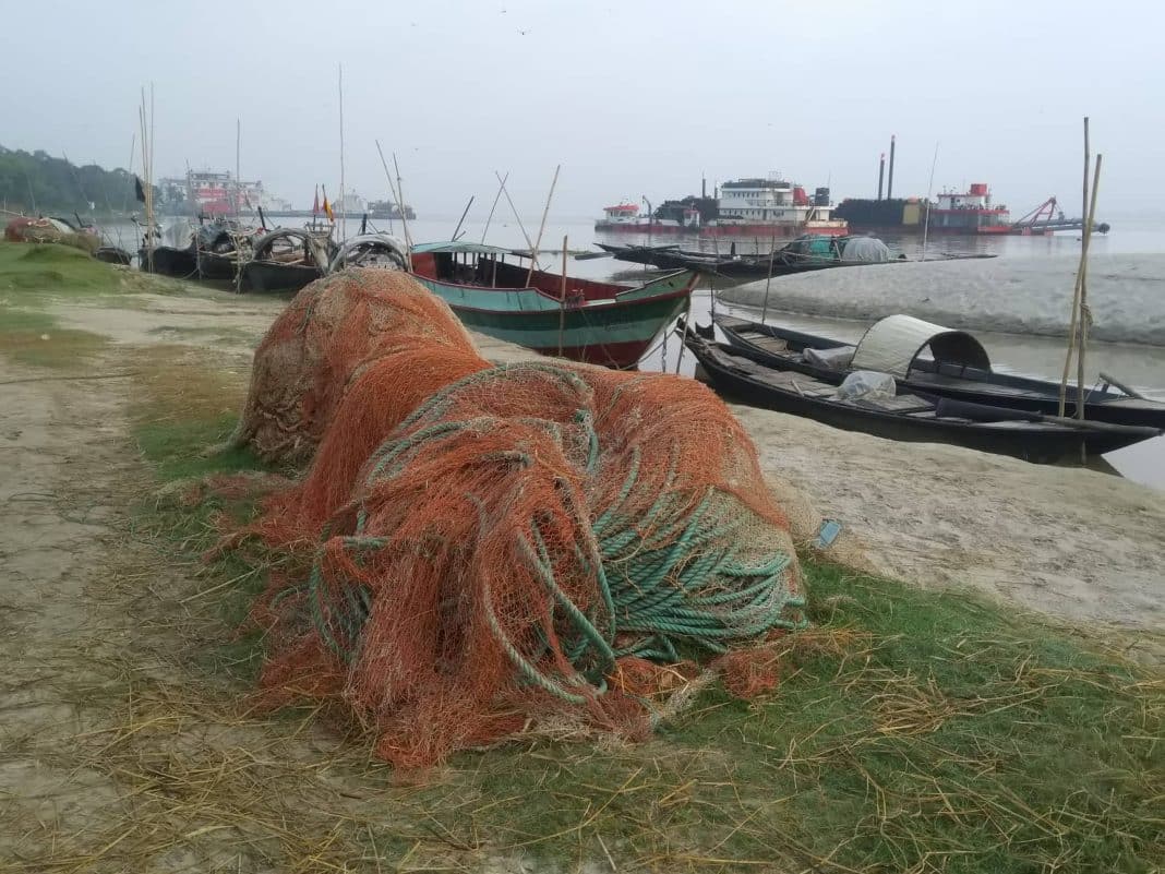 উপজেলা সহকারী মৎস্য কর্মকর্তা শাহ্রিয়ার জামান (সাবু) বলেন, যে সকল জেলেরা নদীতে ফ্যাশন ও গুটিকোনা জাল বেয়ে জীবিকা অর্জন করেন তারা জেলে কার্ডের আওতাধীন না। শুধু মাত্র নদীতে সারা বছর যে সকল জেলেরা ইলিশ মাছ ধরেন তারাই জেলে কার্ডের আওতাধীন। পুরাতন জেলেদের কার্ড করা আছে ১৬ শত ২৭ জন।এবার আবার নতুন করে ২২শত জন জেলে ফরম পূরণ করে জমা দিয়েছে। তাদের মধ্যে থেকে যাচাই বাছাই করে কার্ড দেওয়া হবে। নদীতে মাছ নেই জেলোরা বেকার হয়ে বসে আছে এ বিষয়ে আমাদের কিছইু করনিও নেই। শধু ইলিশ মাছ ধরার উপর সরকার যখন নিষিদ্ধ ঘোষনা করেন তখন জেলেদের কিছু চাউল দেওয়া হয়।