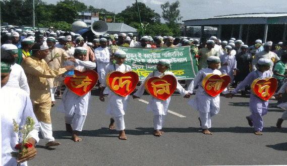 এসময় উপস্থিত ছিলেন, গোয়ালন্দ পৌর মেয়র মো. নজরুল ইসলাম, দৌলতদিয়া ইউনিয়ন পরিষদের চেয়ারম্যান আ. রহমান মন্ডল, রাজবাড়ী জেলা আওয়ামী মটর চালক লীগের সভাপতি শেখ তোফাজ্জেল হোসেন তপু, দৌলতদিয়া আঞ্জুমান- ই- কাদেরীয়া খানকা শরীফের সভাপতি মো. মুক্তার হোসেন বেপারী, সম্পাদক মো. হেলাল উদ্দিন, কোষাধক্ষ্য মো. ফজলুল হক,সহকারি কোষাধক্ষ্য মো. আজিজুল প্রামানিক, হিসাব রক্ষক মো. মোকসেদ হোসেন,মো.ওয়াজউদ্দিন চৌধুরী, প্রমুখ।