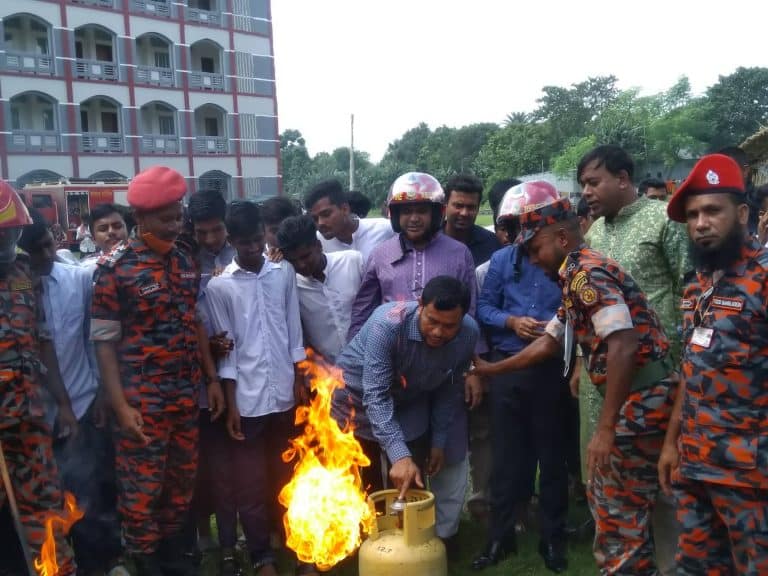 উপজেলা নির্বাহী কর্মকর্তা মোঃ জাকির হোসেনের সভাপতিত্বে অনুষ্ঠানে বিশেষ অতিথি হিসেবে উপস্থিত ছিলেন উপজেলা প্রকল্প বাস্তবায়ন কর্মকর্তা মোঃ আবু সাঈদ মন্ডল, দৌলতদিয়া ইউনিয়ন পরিষদ চেয়ারম্যান আব্দুর রহমান মন্ডল, দৌলতদিয়া মডেল হাইস্কুলের প্রধান শিক্ষক মুহম্মদ সহিদুল ইসলাম,উপজেলা ফায়ার সার্ভিস ষ্টেশনের সাব অফিসার মোকলেছুর রহমান, লিডার সাদেকুল ইসলাম, মোজাম্মেলহক প্রমূখ। বিদ্যালয়ের শতশত শিক্ষার্থী ও এলাকার সাধারন মানুষ শিক্ষামূলক এ অনুষ্ঠানটি উপভোগ করেন।