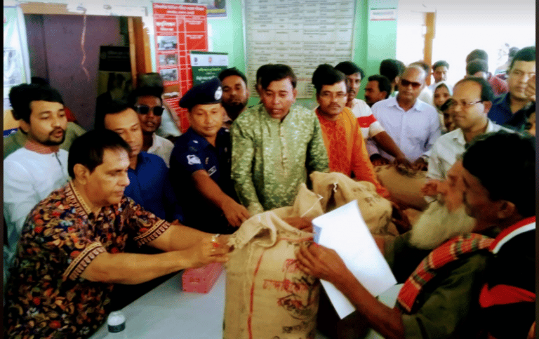 রাজবাড়ীর গোয়ালন্দ উপজেলার দৌলতদিয়ায় ২০২২-২৩ অর্থ বছরের প্রধান প্রজনন মৌসুমে ইলিশ আহরণ নিষিদ্ধ সময়ে মানবিক খাদ্য সহায়তা কর্মসূচীর আওতায় ৫৬৯ জন জেলেদের মধ্য ভিজিএফ চাউল বিতরণ করা হয়েছে।