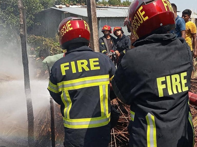 গোয়ালন্দ ফায়ার সার্ভিসের লিডার মো. সাবেকুল ইসলাম বলেন, অগ্নিকান্ডের খবর পেয়ে আমরা ফায়ার সার্ভিসের পুরো টিম দ্রুত সময় ঘটনা স্থানে গিয়ে এক ঘন্টা চেষ্টা করে আগুন নিবাতে সক্ষম হয়েছি।