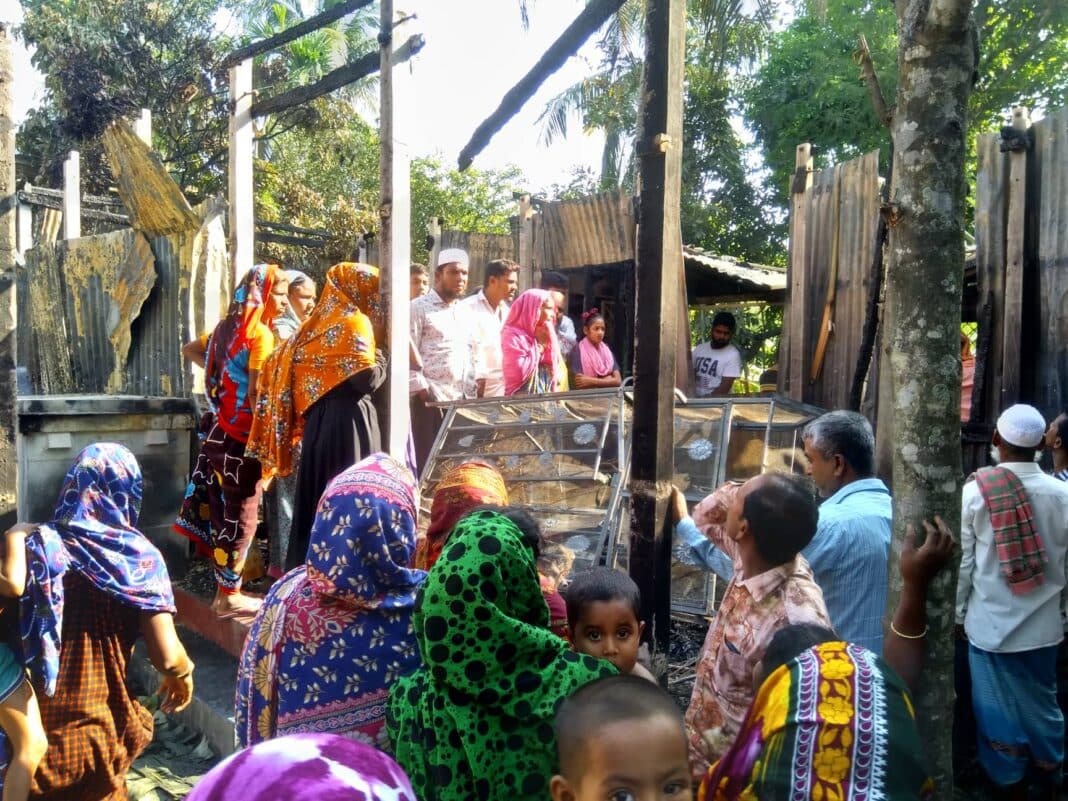 রাজবাড়ীর গোয়ালন্দ উপজেলার দৌলতদিয়া ৮ নংওয়ার্ড আনছার বেপারী পাড়া মো. ঠান্ডু মোল্ল্যা(৬০) বসত বাড়ীতে বৈদ্যুতিক সট সার্কিট থেকে অগ্নিকান্ডের সূত্রপাত ঘটেছে। অগ্নিকান্ডে শিশুসহ দুজন নিহত হয়েছে ও দুটি বসত ঘর পুড়ে গেছে। রোববার রাত ১০ টার দিকে এঘটনা ঘটে। অগ্নিকান্ডে নিহতরা হলো, মৃত্যু রকমান মোল্ল্যার স্ত্রী ও ঠান্ডু মোল্ল্যার মা আছিয়া( বড়ু বিবি) ৯০, রমজান মোল্ল্যার মেয়ে তাছমিয়া আক্তার (৮)।