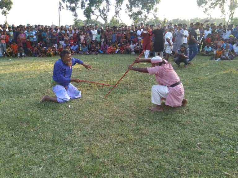 রাজবাড়ীর গোয়ালন্দ উপজেলার দেবগ্রাম ইউনিয়নের ৫ নংওয়ার্ড মুন্সী পাড়ার আশ্রয় কেন্দ্রের মাঠ চত্তরে ঐতিহ্য বাহী লাঠি খেলা অনুষ্ঠিত হয়েছে। শুক্রবার ২১ অক্টোবর বিকেল ৩ টার সময় দৌলতদিয়া ও দেবগ্রাম উইনিয়নের আয়োজনে মুন্সী পাড়া আশ্রয় কেন্দ্রের মাঠে লাঠি খেলা অনুষ্ঠিত হয়েছে।