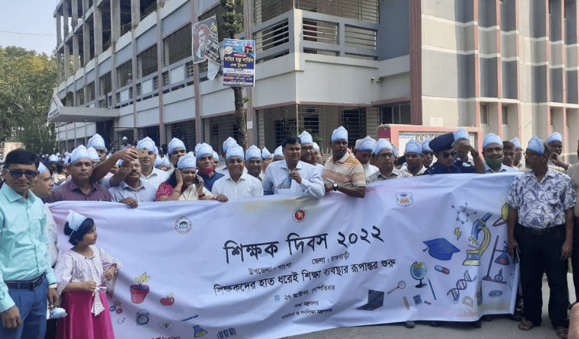 পাংশা সরকারি কলেজ প্রাঙ্গনে বীর মুক্তিযোদ্ধা জিল্লুল হাকিম চত্বরে উপজেলা শিক্ষক দিবস পরিচালনা কমিটির আহবায়ক ও পাংশা সরকারি কলেজের অধ্যক্ষ প্রফেসর হোসনেয়ারা খাতুনের সভাপতিত্বে আলোচনা সভা অনুষ্ঠিত হয়। আলোচনা সভায় বক্তব্য দেন, পাংশা উপজেলা মাধ্যমিক শিক্ষা কর্মকর্তা ও শিক্ষক দিবস পরিচালনা কমিটির সদস্য সচিব আবুল কালাম আজাদ, পাংশা আইডিয়াল গার্লস কলেজের অধ্যক্ষ আব্দুল মান্নান, পাংশা মহিলা কলেজের অধ্যক্ষ এ বি এম ওয়াহিদুজ্জামান ডাবলু, হাবাসপুর ডঃ কাজী মোতাহার হোসেন কলেজের ভারপ্রাপ্ত অধ্যক্ষ তোফাজ্জেল হোসেন, পাংশা সরকারি জর্জ উচ্চ বিদ্যালয়ের ভারপ্রাপ্ত প্রধান শিক্ষক রাশেদা খাতুন, পাংশা মডেল সরকারি প্রাথমিক বিদ্যালয়ের ভারপ্রাপ্ত প্রধান শিক্ষক আরিফ হোসেন, পাংশা সিদ্দিকীয়া ফাযিল মাদ্রাসার অধ্যক্ষ আওয়াবুল্লাহ ইব্রাহীম, এয়াকুব আলী চৌধুরী বিদ্যাপিঠের প্রধান শিক্ষক মোতাহার হোসেন, পাংশা শাহজুঁই কামিল মাদ্রাসার সহকারী অধ্যক্ষ ডঃ মাহাবুরবুর রহমানসহ অন্যান্যরা ।