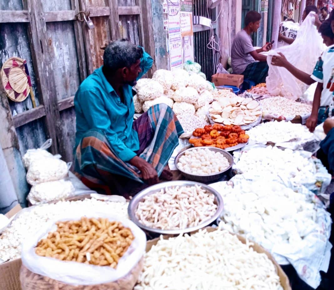 বিনোদ বিহারী জানান সারা বছর সব কিছু পাওয়া গেলেও এ সব মেলায় বিশেষ কিছু খাবার পাওয়া যায়।যা সারা বছর খুজেঁ পাওয়া যায় না।রাজবাড়ী জেলায় প্রতিটি মন্দিরের পাশেই গড়ে উঠেছে এ সব অস্থায়ী দোকান।