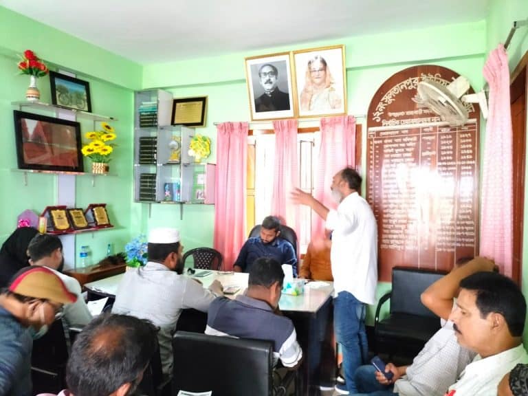 শনিবার (৮ই  অক্টোবর) রাজবাড়ী সদর উপজেলার সুলতানপুর ইউনিয়ন পরিষদের চেয়ারম্যান ও ইউপি সদস্যদের সাথে ভোট চেয়ে গণসংযোগ করেছেন। 