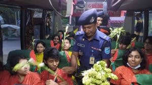 শিক্ষাভ্রমনে আসা শিক্ষার্থীদের ওসির ফুলের শুভেচ্ছা 