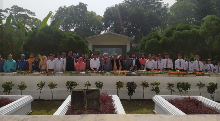 রবিবার (১৩ নভেম্বর) সকালে বাংলা একাডেমির আয়োজনে রাজবাড়ী জেলার বালিয়াকান্দি উপজেলার নবাবপুর ইউনিয়নে তার সমাধিতে পুষ্পস্তবক অর্পণ, আলোচনা, দোয়া ও সাংস্কৃতিক অনুষ্ঠানের মাধ্যমে তার জন্মবার্ষিকী পালিত হয়। আলোচনা সভায় জেলা প্রশাসক আবু কায়ছার খানের সভাপতিত্বে, বক্তব্য রাখেন, বাংলা একাডেমির সচিব এ এইচ এম লোকমান, বাংলা একাডেমির মহা পরিচালক কবি মুহাম্মদ নুরুল হুদা, পরিচালক ডা. কে এম মুজাহিদুল ইসলাম, উপ-পরিচালক ডা.সাহেদ মুনতাজ, বালিয়াকান্দি উপজেলা চেয়ারম্যান বীর মুক্তিযোদ্ধা আবুল কালাম আজাদ, উপজেলা নির্বাহী কর্মকর্তা আম্বিয়া সুলতানা, রাজবাড়ী মীর মশাররফ হোসেন স্মৃতি সংসদের সভাপতি অধ্যাপক ছালাম তাছির,বালিয়াকান্দি মীর মশাররফ সাহিত্য পরিষদের সভাপতি মুন্সি আমির আলী প্রমুখ।