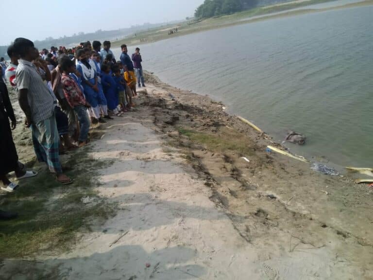 রোববার সকাল ১১ টার দিকে ঢাকা খুলনা মহাসড়কের পশ্চিম পাশে দৌলতদিয়া ক্যানাল ঘাট মরা পদ্মা নদী থেকে ভাসমান অবস্থাতে অজ্ঞাত এক ব্যক্তির মৃত্যু দেহ উদ্ধার করছে নৌ পুলিশ। স্থানীয়রা জানান, সকালে আমরা নদীর ধারে গোসল করতে গিয়ে দেখতে পাই এক ব্যক্তির মরা দেহ নদীতে ভাসছে।তার নাক ও মুখ দিয়ে রক্ত বেড় হচ্ছে।লোকটি চেহারা বিকট হয়ে গেছে চেনার কোন উপায় নেই। মরা দেহ থেকে গন্ধ ছড়াচ্ছে। তাকে এলাকার কোন লোক চিনতে পারেনি। তাদের ধারনা বাহির থেকে মেরে এখানে এনে ফেলে রেখে গেছে কেউ।