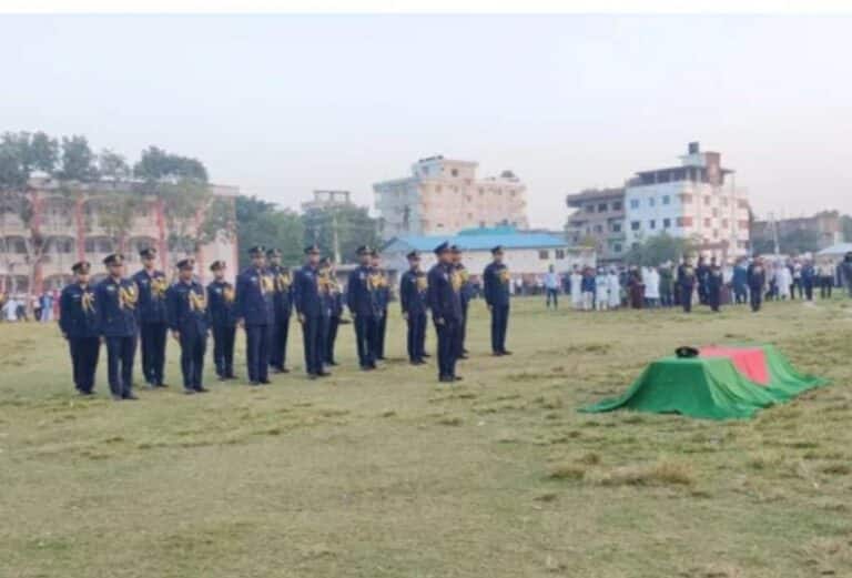 রেজওয়ান রুজদীর মৃতদেহ বহনকারী বাংলাদেশ বিমানবাহিনীর একটি হেলিকপ্টার (১৫ নভেম্বর) বিকাল সাড়ে ৩টার দিকে ঢাকা থেকে পাংশা সরকারি জর্জ উচ্চ বিদ্যালয় মাঠে অবতরণ করে। সেখানে বিমান বাহিনীর কর্মকর্তারা রেজওয়ানের কফিন জাতীয় পতাকা দিয়ে আচ্ছাদিত করেন। বিমান বাহিনীর যশোরের উইং কমান্ডার পার্থ বড়–যার নেতৃত্বে বিমান বাহিনীর সদস্যরা তাকে গার্ড অব অনার প্রদান করেন। এ ছাড়া রাজবাড়ী পুলিশ সুপারের পক্ষে পাংশা সার্কেলের এএসপি সুমন কুমার সাহা ও পাংশা মডেল থানার ভারপ্রাপ্ত কর্মকর্তা (ওসি) মোহাম্মদ মাসুদুর রহমান পুষ্পার্ঘ্য অর্পণ করে শ্রদ্ধা নিবেদন করেন।