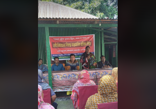 শুক্রবার ২৫ নভেম্বর সকাল ১০ টা সময় বেসরকারি 'পায়াক্ট বাংলাদেশ' সংস্থার মাঠ চত্তরে সেক্স ওয়ার্কার নেটওয়ার রাজবাড়ী ও নারী পক্ষের অর্থায়নে, অবহেলিত মহিলা ও শিশু উন্নয়ন সংস্থার আয়োজনে এবং পায়াকট বাংলাদেশ গোয়ালন্দ শাখার সার্বিক সহোযোগিতায় নারী নির্যাতনের বিরুদ্ধে আন্তর্জাতিক প্রতিবাদ দিবস উপলক্ষে নারীদের সচেতন করার জন্য লিফলেট বিতরন ও আলোচনা সভা অনুষ্ঠিত হয়েছে। অবহেলিত মহিলা ও শিশু উন্নয়ন সংস্থার সভানেত্রী ফরিদা পারভীনের সভাপতিত্বে পায়াকট বাংলাদেশের সুপারভাইজার শেখ রাজীবের সঞ্চালনায় অনুষ্ঠানে উপস্থিত ছিলেন, পায়াকট বাংলাদেশের ম্যানেজার মোঃ মুজিবুর রহমান জুয়েল, দৌলতদিয়া গণস্বাস্থ্য কেন্দ্রের সহকারী ইনচার্জ বিকাশ চন্দ্র দত্ত, পায়াকট বাংলাদেশের মেডিকেল এসিস্ট্যান্ট কাম কাউন্সিলর নাহিদ সুলতানা, অবহেলিত মহিলা ও শিশু উন্নয়ন সংস্থার সাধারণ সম্পাদক শিল্পি খাতুন প্রমুখ।