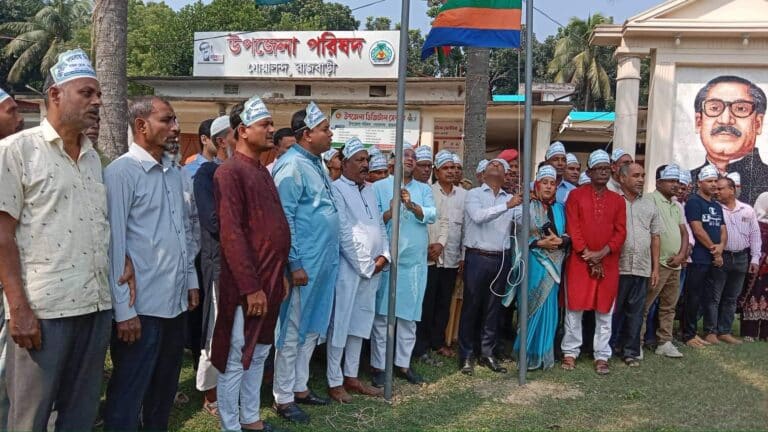 আজ শনিবার (৫ অক্টোবর) সকাল ১১ টার সময় উপজেলা প্রশাসনের আয়োজনে জাতীয় পতাকা ও জাতীয় সমবায় পতাকা উত্তোলন ও র‌্যালি শেষে উপজেলা পরিষদের হলরুমে জাতীয় সমবায় দিবসটি উপলক্ষে আলোচনা সভা অনুষ্ঠিত হয়েছে। উপজেলা নির্বাহী কর্মকর্তা মো.জাকির হোসেন সভাপতিত্বে আলোচনা সভায় স্বাগত বক্তব্য রাখেন উপজেলা সমবায় কর্মকতা জনাব মো.সাইফুল ইসলাম। এছাড়া সমবায়সমিতির পক্ষে বক্তব্য রাখেন মোছা বিউটি খাতুন। বক্তব্যে তারা সমবায় সমিতির বিভিন্ন গুরুত্বপূর্ণ বিষয় তুলে ধরেন।