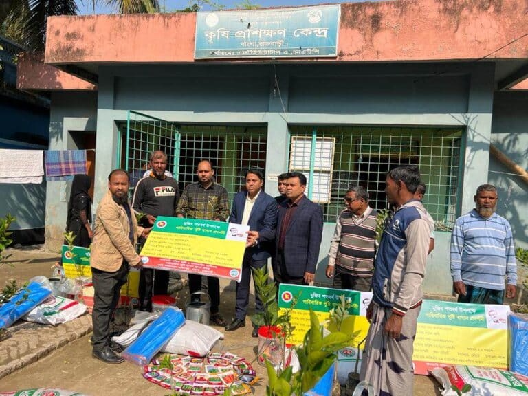 রবিবার( ১১ ডিসেম্বর) বেলা ১১ টার দিকে উপজেলা কৃষি সম্প্রসারণ অধিদপ্তরের সামনে থেকে এ বিতরন কার্যক্রম পরিচালনা করা হয়। এসময় উপজেলা কৃষি অফিসার কৃষিবিদ রতন কুমার ঘোষ, কৃষি-সম্প্রসারণ কর্মকর্তা মো. মাইন উদ্দিন সাআদ, উপ-সহকারী কৃষি কর্মকর্তা মো. সোলাইমান হোসেনসহ বিভিন্ন ইউনিয়নের উপসহকারী কৃষি অফিসার ও বিভিন্ন ইউনিয়নের কৃষক কৃষানী উপস্থিত ছিলেন।