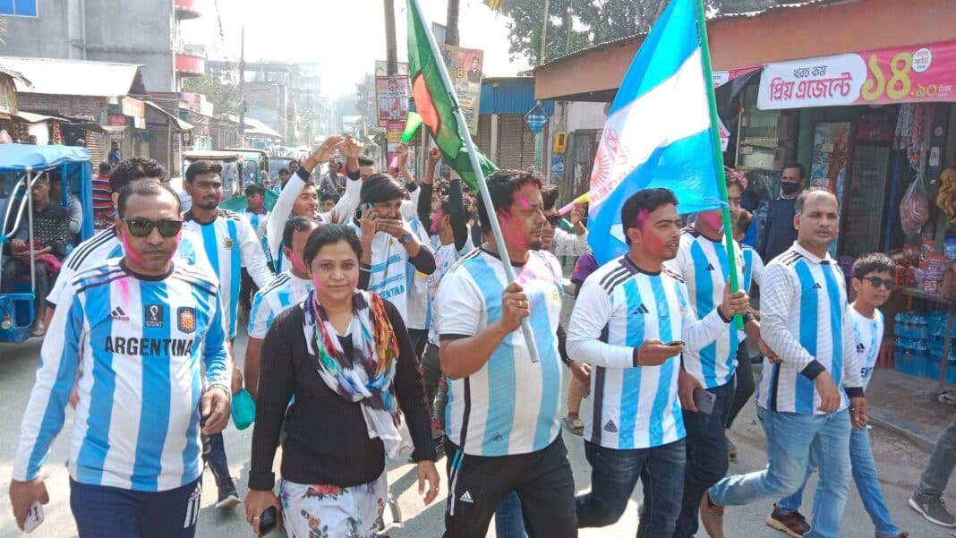 শোভাযাত্রায় অংশ নেয়া আর্জেন্টিনা সমর্থক নাসিম মাহমুদ ইভান বলেন, সেই ছোট বেলা হতে আর্জেন্টিনাকে সাপোর্ট করি।দীর্ঘ ৩৬ বছর পর তারা বিশ্বকাপ জেতায় খুব আনন্দ পেয়েছি। সকলকে আন্তরিক শুভেচ্ছা ও অভিনন্দন। আর্জেন্টিনার ক্ষুদে সমর্থক আরাফ শেখ জানায়, রাত জেগে বাবা-মায়ের সাথে আর্জেন্টিনার প্রতিটি খেলা দেখেছি। মেসি বিশ্বকাপ জেতায় খুব খুশি হয়েছি। তাই আনন্দ শোভাযাত্রার খবর শুনে বাবার সাথে শোভাযাত্রায় যোগ দিতে এসেছি। আনন্দ মিছিলের অন্যতম উদ্যোক্তা গোয়ালন্দ পৌরসভার কাউন্সিলর নাসির উদ্দিন রনি বলেন, আমরা মন-প্রাণ দিয়ে আর্জেন্টিনা ও মেসিকে ভালবাসি। তাই প্রিয় বিশ্বকাপ জয় করায় দলকে শুভেচ্ছা জানিয়ে এই আনন্দ শোভাযাত্রার আয়োজন করি। আগামী শুক্রবার বিকাল ৩ টায় একই স্হান হতে মোটর সাইকেল শোভাযাত্রা বের করা হবে বলে তিনি আরও জানান।