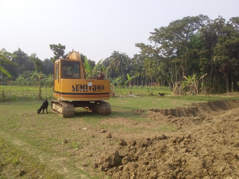 রাজবাড়ীর বালিয়াকান্দি উপজেলার ইসলামপুর ইউনিয়নের খালকুলা শহীদনগর গ্রামে হাজী আছিরুদ্দিন মৃধা ওয়াকফ্ স্টেটের তিন ফসলী জমিতে অবৈধভাবে পুকুর খননে বাঁধা প্রদান করায় স্টেটের মোতওয়াল্লী সদর উপজেলার রায়নগর গ্রামের আব্দুর রহমান লিজ গ্রহীতা কৃষকদের বিরুদ্ধে আদালতে মামলা দায়ের করেছেন।