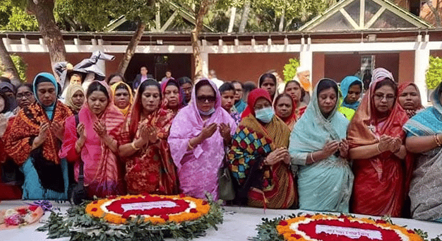 আজ শনিবার দুপুর ১২ টায় বাংলাদেশ মহিলা আওয়ামী লীগের নবনির্বাচিত সভাপতি মেহের আফরোজ চুমকি এমপি ও সাধারণ সম্পাদক শবনম জাহান শিলা নবগঠিত কমিটির সদস্যদের সাথে নিয়ে জাতির পিতা বঙ্গবন্ধুর সমাধি সৌধের বেদীতে পুষ্পস্তবক অর্পণ করে শ্রদ্ধা নিবেদন করেন।