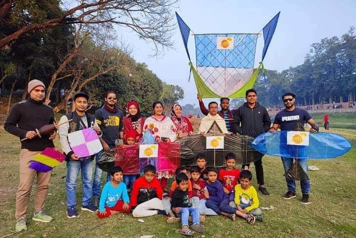 ঝিনাইদহ শহরের পৌর ইকোপার্ক দেবদারু এভিনিউ এর নবগঙ্গা নদীর অপর পাড়ে হেব্বি গ্রুপ ফাউন্ডেশন পরিবারের পক্ষ থেকে ঘুড়ি ও পিঠা উৎসব অনুষ্ঠিত হয়।