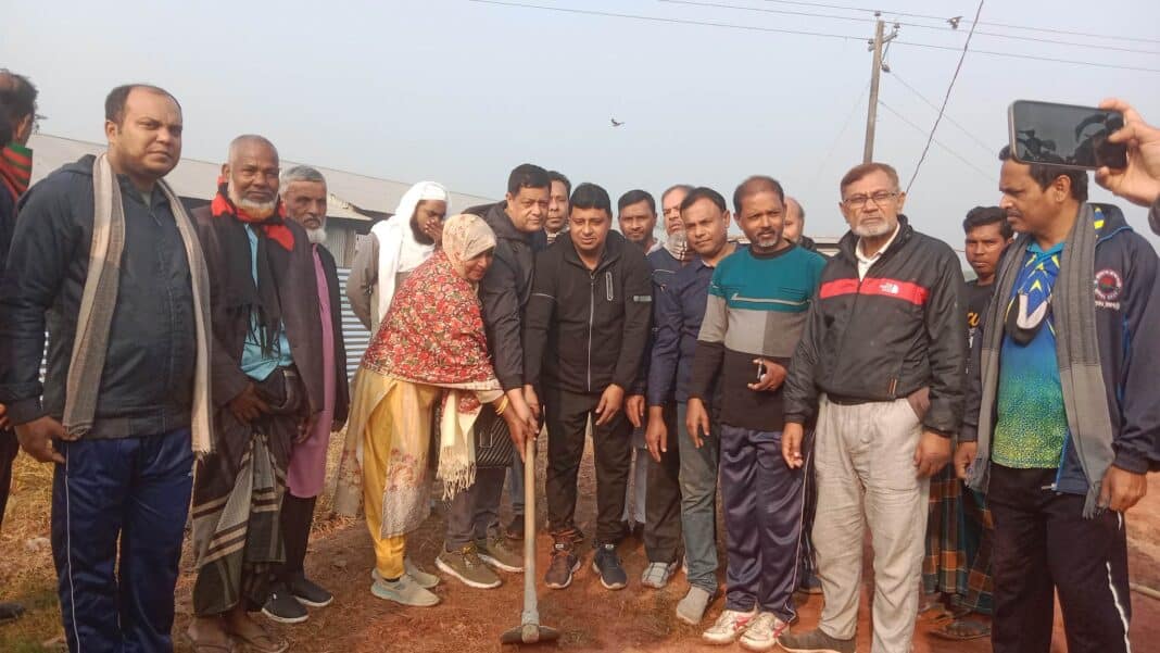 রাজবাড়ীর গোয়ালন্দ পৌরসভার তিননম্বর ওয়ার্ডে আমিরুন নেছা জামে মসজিদের উদ্বোধন করলেন গোয়ালন্দ পৌরসভার মেয়র নজরুল ইসলাম মন্ডল।