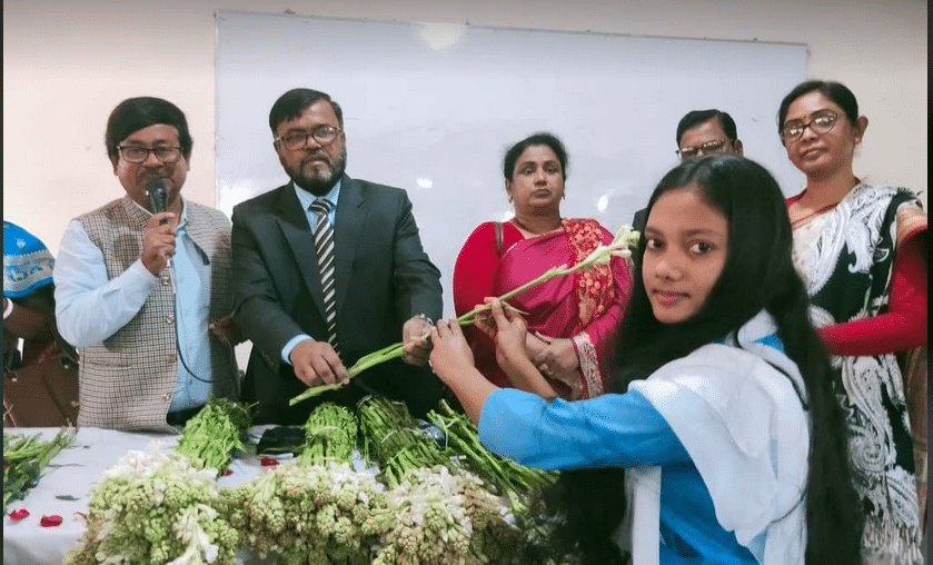 রাজবাড়ীর গোয়ালন্দে সরকারি কামরুল ইসলাম কলেজের নবাগত প্রায় পৌনে ছয়শত ছাত্র ছাত্রীদের রজনীগন্ধা ফুলের স্টিক দিয়ে বরণ করে নিলেন কলেজের শিক্ষক-শিক্ষিকারা।