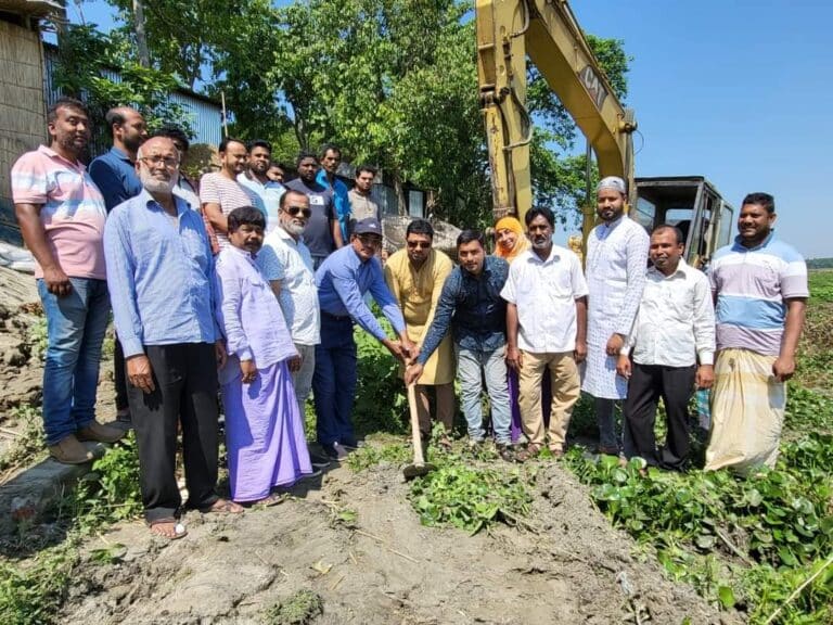 রাজবাড়ীর গোয়ালন্দে পৌরসভার ২নংওয়ার্ড পদ্মার মোড় থেকে নগরবাসী প্রাথমিক বিদ্যালয় হয়ে ভেজাইলার বাড়ি পর্যন্ত এই বেরিবাঁধের কাজের উদ্বোধন করা হয়েছে।