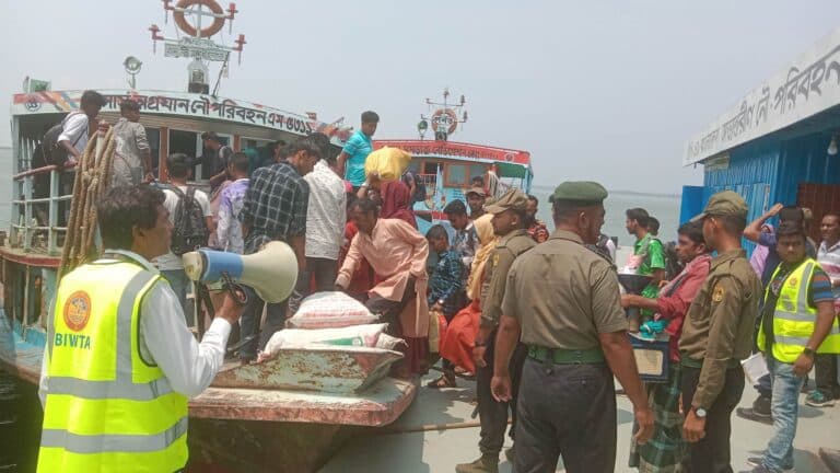 ঈদ-উল-ফিতরের ছুটি শেষে গতকাল সোমবার থেকে সরকারি অফিস শুরু হয়েছে। দৌলতদিয়া-পাটুরিয়া নৌরুটে কর্মমুখী মানুষের পারাপারের সেই চিরচেনা রুপ নেই। লঞ্চঘাটেও একই চিত্র। স্বাভাবিক ভাবে মানুষ আসছেন আবার পার হয়ে যাচ্ছেন।