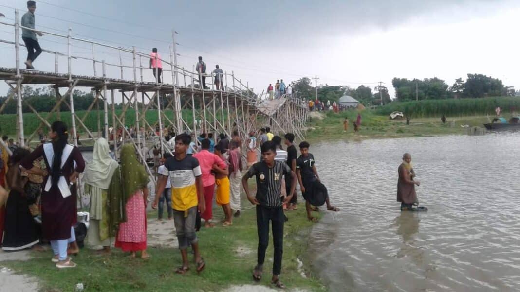 রাজবাড়ীর গোয়ালন্দ উপজেলার দৌলতদিয়া মরা পদ্মা নদীতে গোসল করতে গিয়ে রবিন শেখ (১২) নামে এক স্কুল ছাত্র নিখোঁজ হয়েছে।