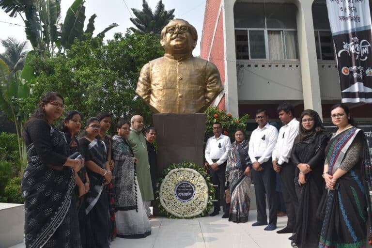 এসময় উপস্থিত ছিলেন রাজবাড়ী-১ আসনের এমপি আলহাজ্ব কাজী কেরামত আলী, রাজবাড়ী-২ আসনের এমপি বীর মুক্তিযোদ্ধা মো: