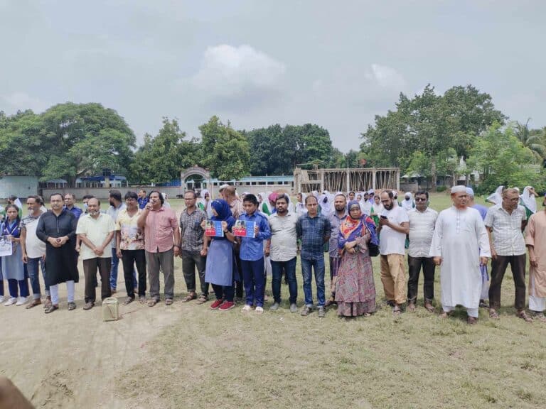 রাজবাড়ীর পাংশায় সাপে কাটা স্কুল ছাত্রী সাফার চিকিৎসায় ডাক্তারের অবহেলার প্রতিবাদে মানববন্ধন করেছে বীর বিক্রম