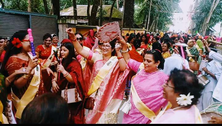 রাজবাড়ী জেলার ঐতিহ্যবাহী রাজবাড়ী সরকারী বালিকা উচ্চ বিদ্যালয়ের শিক্ষার্থীরা আজ শুক্রবার প্রথম বারের মতো স্কুল প্রাঙ্গণে রি ইউনিয়ন অনুষ্ঠানের আয়োজন করেন। দীর্ঘ বছর পর সহপাঠীরা পরস্পরকে কাছে পেয়ে আবেগাপ্লুত হয়ে পড়েন। মিলন মেলার মুল স্লোগান ছিলো হোক বয়স আঠারো কিংবা আশি, এসো প্রাণে প্রাণ মিলিয়ে হাসি।সবাই কন্ঠে একই কথা আমি এই স্কুলে পড়তাম।