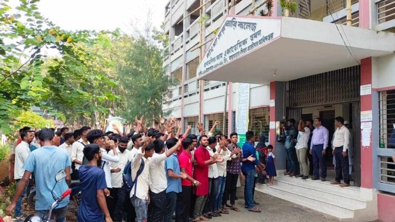 রাজবাড়ীর পাংশা সরকারি কলেজে অধ্যক্ষের বাস বভন (কলেজ ডরমেটরীতে) বোমা নিক্ষেপের ঘটনা ঘটেছে। গত রোববার রাত ১০ টার দিকে এ ঘটনা ঘটে। তবে কোন হতাহতের ঘটনা ঘটেনি। এ ঘটানার প্রতিবাদ ও বিচার চেয়ে আজ সোমবার সকাল ১০ টার দিকে কলেজ চত্বরে বিক্ষোভ মিছিল করেছে কলেজের শিক্ষার্থীরা।