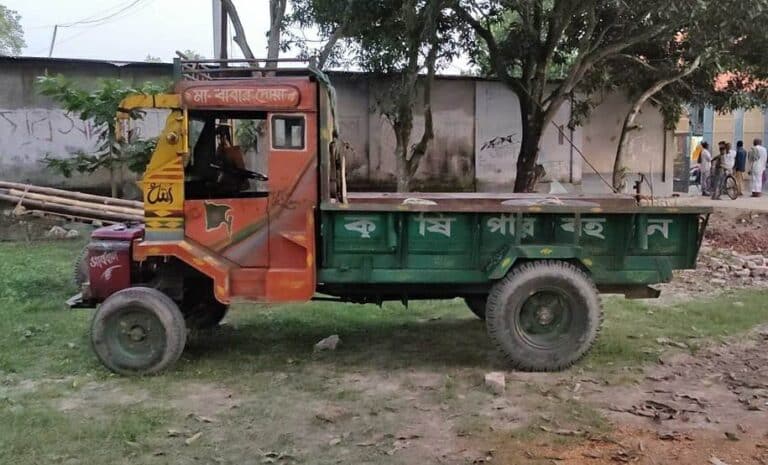 রাজবাড়ীতে শ্যালো ইঞ্জিন চালিত বাটাহাম্বারের ধাক্কায় ভানু বিবি (৫০) নামে এক মাটিকাটা নারী শ্রমিক নিহত হয়েছেন।নিহত ভানু বিবি বসন্তপুর ইউনিয়নের বাজিতপুর গ্রামের জিন্না শিকদারের স্ত্রী।