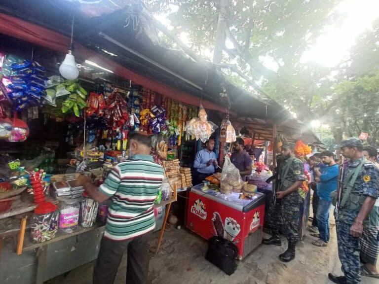 ২৫শে অক্টোবর রাজবাড়ী ভোক্তা-অধিকার সংরক্ষণ অধিদফতরের সহকারি পরিচালক কাজী রকিবুল হাসানের নেতৃত্বে জেলা শহরের পুলিশ লাইন্স নতুন বাজার এলাকার মান্নান স্টোর মালিককে মেয়াদ উত্তীর্ণ