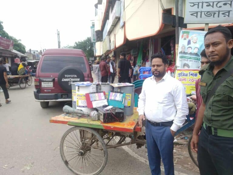 রাজবাড়ীর বালিয়াকান্দিতে গ্রামীণ পণ্য মেলার নামে লটারীর টিকিট বিক্রিকালে জব্দ করেছে ভ্রাম্যমান আদালত। এসময় একটি প্রচার মাইক, চারটি ড্রামসহ বিপুল পরিমাণ টিকিট জব্দ করেছে ।