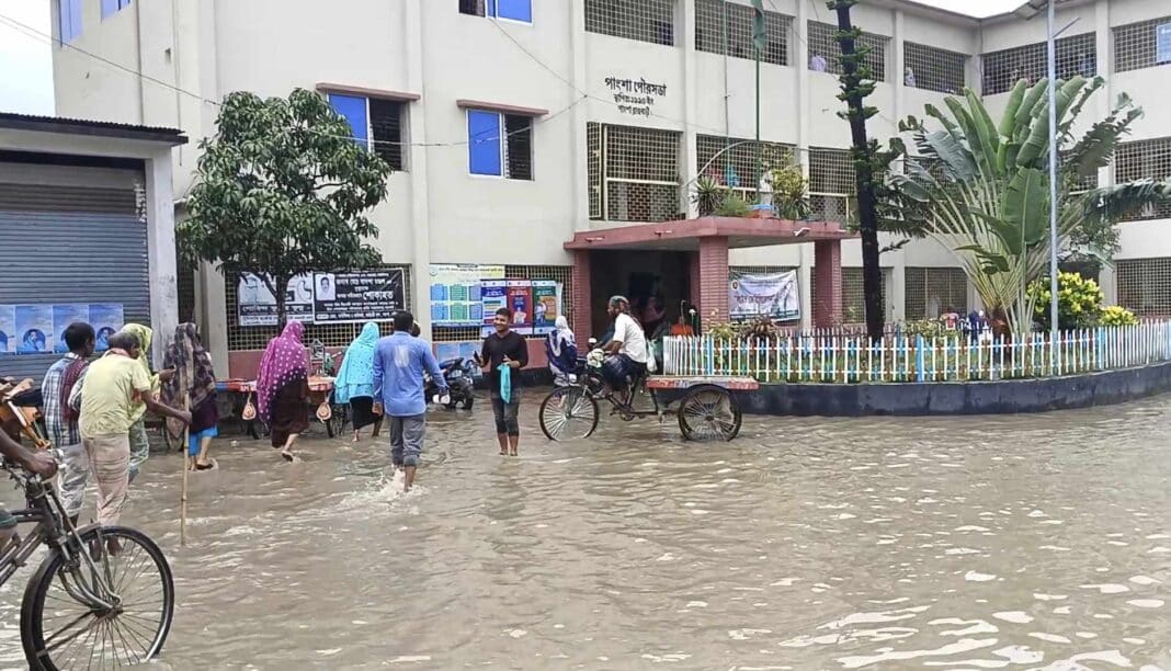 কয়েক দিনের টানা বর্ষনে পানি বন্দি হয়ে পড়েছে রাজবাড়ীর পাংশা পৌরসভা-বাসী। পৌর এলাকার বিভিন্ন মহল্লার রাস্তা এখন পানির নিচে। মানুষের উঠানে ও ঘরের মধ্যে জলরাশির ছড়াছড়ি।