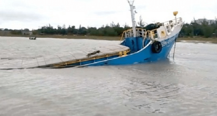 মোংলা বন্দরের পশুর নদে কয়লাবোঝাই একটি কার্গো জাহাজ ডুবে গেছে। শুক্রবার (১৭ নভেম্বর) সকাল পৌনে ৯টার দিকে পশুর নদের ডুবোচরে আটকে তলা ফেটে ৮০০ মেট্রিক টন কয়লা নিয়ে ডুবে যায় কার্গো জাহাজ ‘এমভি প্রিন্স অব ঘষিয়াখালী’।