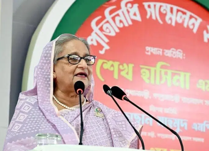 প্রধানমন্ত্রী শেখ হাসিনা সমাবেশের নামে ২৮ অক্টোবর বিএনপির সাংবাদিক নির্যাতন ও পুলিশ হত্যার ঘটনার তীব্র নিন্দা জানিয়ে এগুলো আন্তর্জাতিক পরিমন্ডলে তুলে ধরে তাদের আসল চেহারা সামনে নিয়ে আসতে সাংবাদিক সমাজের প্রতি আহবান জানিয়েছেন।