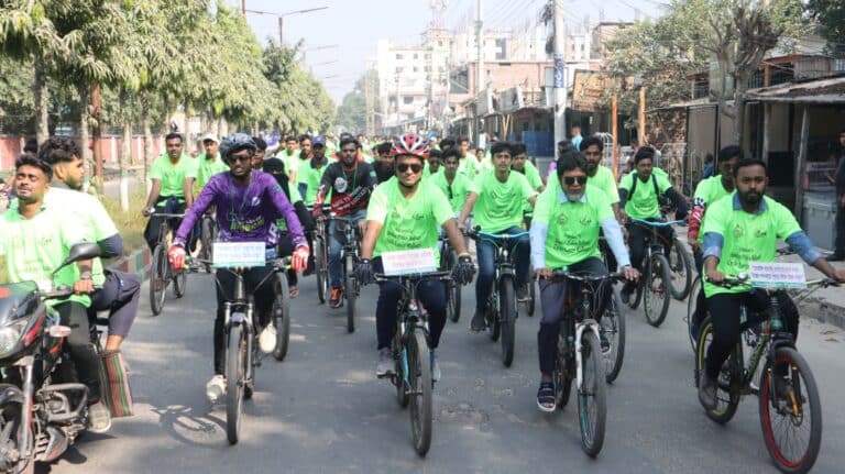 রাজবাড়ীতে মাদক ,ইভটিজিং, বাল্যবিবাহ ও সন্ত্রাসবিরোধী বর্নাঢ্য সাইকেল র‍্যালি অনুষ্ঠিত হয়েছে। রাজবাড়ী জেলা পুলিশ ও রাজবাড়ী সাইকেল লাভার গ্রুপের আয়োজনে ও