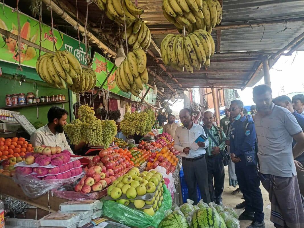 এ সময় রাজবাড়ী শহরের নতুনবাজার এলাকার মা স্টোরের মালিক কে ভোক্তা-অধিকার সংরক্ষণ আইনের ৫১ ধারায় মেয়াদ উত্তীর্ণ পণ্য বিক্রয়ের উদ্দেশ্যে সংরক্ষণের অপরাধে