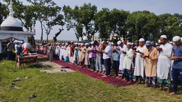 রাজবাড়ীর বালিয়াকান্দি উপজেলার বহরপুরে তীব্র দাবদাহ থেকে রক্ষা পেতে বৃষ্টির আশায় ইস্তিস্কার সুন্নত নামাজ আদায় করেছেন স্থানীয়