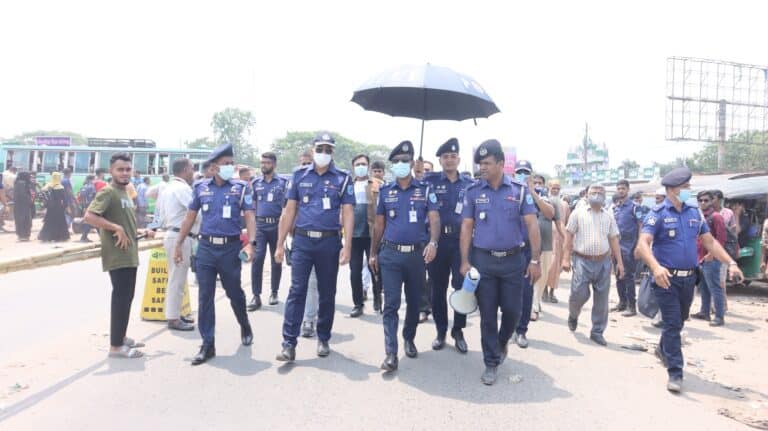 মঙ্গলবার(৯ এপ্রিল) সকাল থেকেই রাজবাড়ীর দৌলতদিয়া-পাটুরিয়া নৌরুটে যাত্রীদের উপচে পরা ভিড় দেখাগেছে।