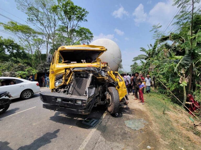 রাজবাড়ীতে দাঁড়িয়ে থাকা পাটবোঝাই ট্রাকে গ‍্যাস বহনকারী আরেকটি ট্রাক ধাক্কা দিলে চালকের এক সহকারী নিহত হয়েছেন। রাজবাড়ী