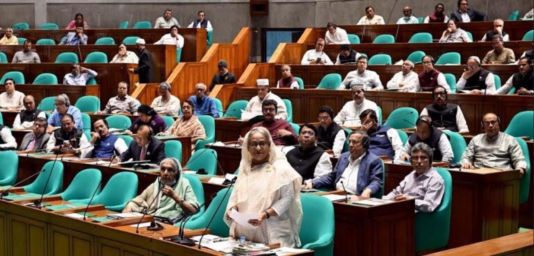 প্রধানমন্ত্রী ও সংসদ নেতা শেখ হাসিনা আজ সংসদে বলেছেন, জনগণ থেকে কেউ তাঁকে বিচ্ছিন্ন করতে পারবেন না। আমার