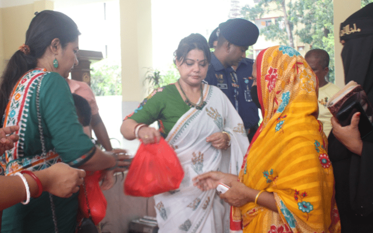 পুলিশ নারী কল্যাণ সমিতি পুনাকের উদ্যোগে রাজবাড়ীতে চার শতাধিক দরিদ্র অসহায় ও কর্মহীন মানুষের মাঝে ঈদ উপহার বিতরণ করা হয়েছে।