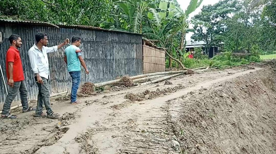 রাজবাড়ী সদর উপজেলার আলীপুর ইউনিয়নে নিজ উদ্যোগে রাস্তা নির্মান করছে এলাকাবাসী । প্রায়