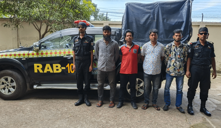 রাজবাড়ী ও ফরিদপুরে র‍্যাবের পৃথক অভিযান পরিচালনা করে ১ হাজার ২১ বোতল ফেনসিডিল ও সাড়ে ৬ কেজি গাঁজাসহ ৬