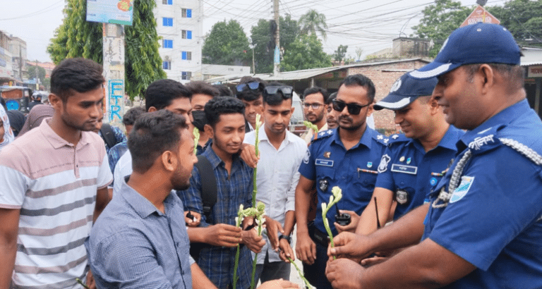 রাজবাড়ীতে দায়িত্বে ফেরায় ট্রাফিক পুলিশদের ফুলেল শুভেচ্ছা জানিয়েছেন শিক্ষার্থীরা । ১৩ই আগস্ট (মঙ্গলবার) রাজবাড়ী'র বড়পুলে দায়িত্বে ফেরা