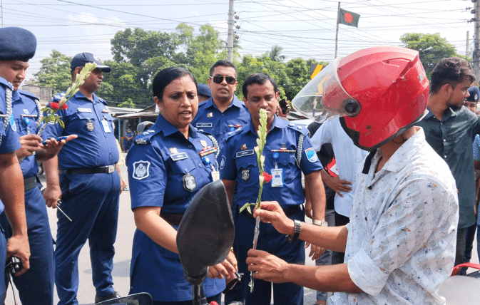 বৈষম্য বিরোধী ছাত্র আন্দোলন রাজবাড়ী'র সহায়তায় ও রাজবাড়ী জেলা ট্রাফিক পুলিশের উদ্যোগে ট্রাফিক সচেতনতা কার্যক্রম অনুষ্ঠিত হয়েছে। '' No Helmet ,No Bike Driving '' প্রতিপাদ্যে