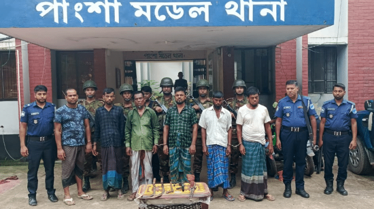 আটককৃতরা হলো: সিরাজ উদ্দিন মন্ডল (৬০), উজ্জ্বল আলী মন্ডল (৩৬), ইয়ারুল ইসলাম (৫৩), শামীম শেখ (২৫), নজরুল (৩৫), তোহিদুল (২৬)।