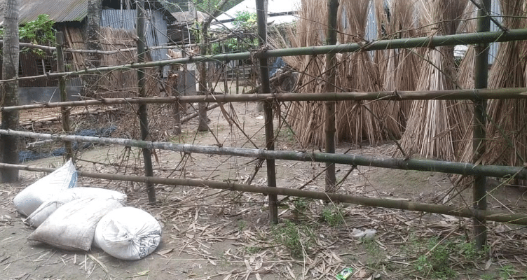 রাজবাড়ীর পাংশায় বাশের বেড়া দিয়ে জোর পূর্বক সরিকানা জমি দখলের অভিযোগ উঠেছে ভাতিজার বিরুদ্ধে।