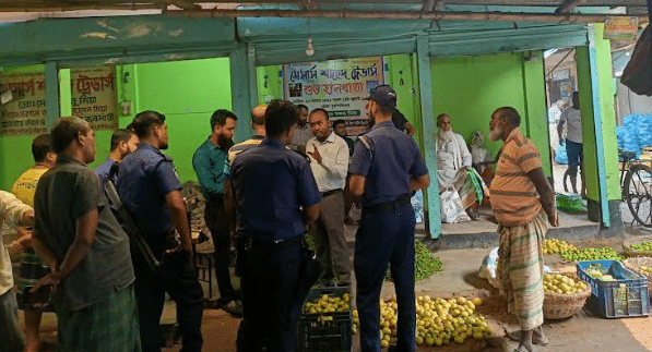 রাজবাড়ীতে ভোক্তা-অধিকার সংরক্ষণ অধিদফতরের অভিযানে তিন ব্যাবসা প্রতিষ্ঠান মালিককে জরিমানা করা হয়েছে।